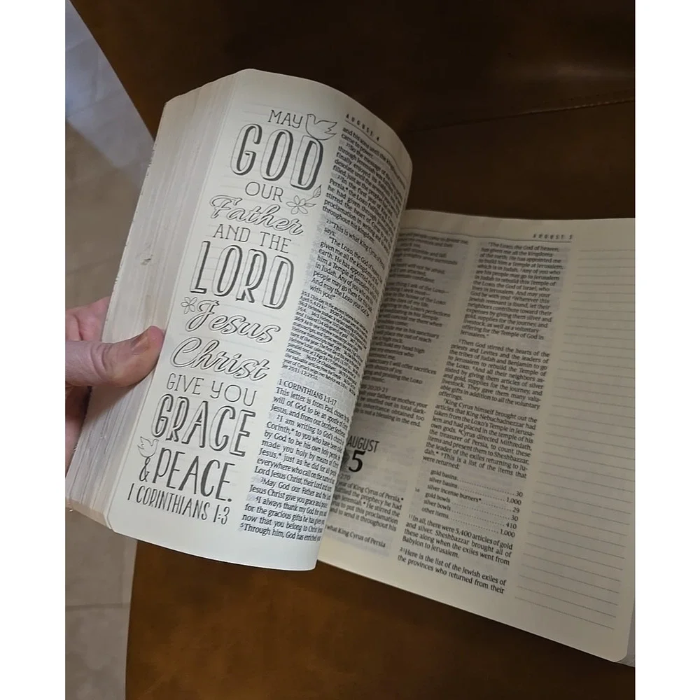 One Year Bible‎ - Expressions by New Living Translation 2016, Trade Paperback
